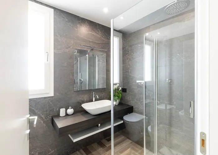 Stanza Idromassaggio 招待所 夸尔图-圣埃莱娜